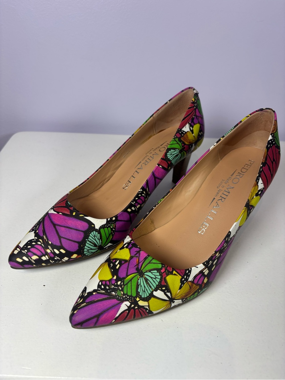 Pedro Miralles Chic Whimiscal Purple Green Yellow Butterfly-Print Pointed Pumps